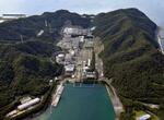 　福井県敦賀市の日本原子力発電敦賀原発。原子力規制委員会は審査会合で２号機の原子炉直下に活断層があることを否定できず、原発の新規制基準に適合しないと結論付けた＝２６日午後（共同通信社ヘリから）