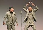 　漫才を披露した「爆笑問題」の田中裕二（左）と太田光＝東京都中央区