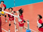 女子１回戦・岩美―細田学園　岩美は第１セット、福島（中央）がスパイクを放ち２０―１８とリードする＝東京体育館