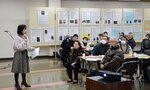 長江の人物像などを語る松本さん（左）＝３日、日野町根雨の町山村開発センター