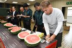 スイカの出来栄えを確認する市場関係者ら＝２６日、湯梨浜町園のＪＡ鳥取中央泊相談プラザ