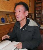 　取材に応じる宮坂知芳さん＝長野市