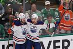 　ＮＨＬプレーオフ、西カンファレンス決勝第５戦のスターズ戦でゴールを喜ぶオイラーズの選手たち＝２９日、ダラス（ＡＰ＝共同）