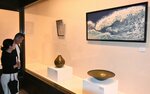 自然を捉えた陶芸と日本画の作品が並ぶ会場＝１０日、智頭町智頭の石谷家住宅