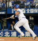 　８回ＤｅＮＡ２死一、二塁、牧が中前に先制打を放つ＝横浜