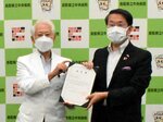 地域拠点病院の指定書を受け取る広岡院長（左）と平井知事＝１９日、鳥取市江津の県立中央病院