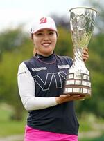 　エビアン選手権で優勝し、メジャーを初制覇した古江彩佳＝１４日、エビアン・リゾートＧＣ（共同）