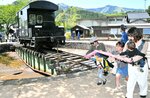 声をかけ合いながら転車台を回転させる家族＝５日、若桜町若桜の若桜駅構内