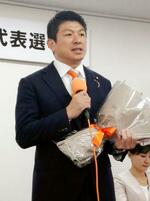 　参政党代表選で続投を決め、決意表明する神谷宗幣氏＝９日午後、東京都港区の党本部