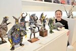 「愛すべき怪獣」と並ぶ小森さん＝１７日、倉吉市鍛冶町１丁目の円形劇場くらよしフィギュアミュージアム