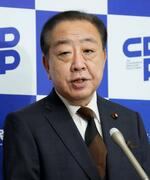 　江藤拓農相の更迭に関し、記者団の取材に応じる立憲民主党の野田代表＝２１日午前、国会