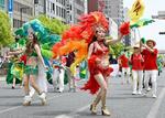 　開かれた第５２回神戸まつりで、きらびやかな衣装で踊りを披露するダンサーら＝１８日午後、神戸市中央区