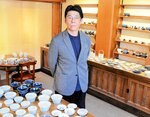 「白磁を日常生活に取り入れてほしい」と話す勲さん