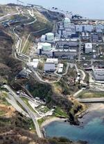　北海道泊村の北海道電力泊原発。手前から１号機、２号機、３号機＝４月３０日午前（共同通信社機から）