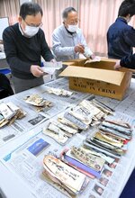 伊藤専門員（左）の助言を受けながら資料整理を進める住民ら＝３月２３日、日野町根雨の町山村開発センター