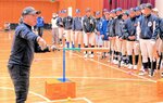 効果的なスイングについて解説する蓬莱氏＝倉吉東高