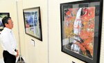 迫力ある滝の写真が並ぶ会場＝新温泉町千谷の八田コミュニティセンター