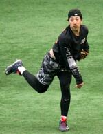 　キャッチボールで調整する巨人・大勢＝川崎市のジャイアンツ球場