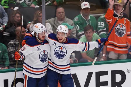 　ＮＨＬプレーオフ、西カンファレンス決勝第５戦のスターズ戦でゴールを喜ぶオイラーズの選手たち＝２９日、ダラス（ＡＰ＝共同）