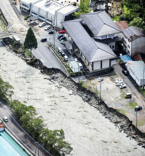 【濁流猛威】台風７号の影響で崩落した道路。手前は佐治川＝１６日午前９時５１分、鳥取市（共同通信社ヘリから）