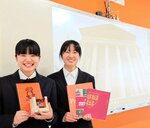 米国の大学を訪れた山根さん（左）と木藤さん
