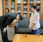 　袴田巌さんの姉ひで子さん（右）に謝罪する鈴木法相＝２９日午後、国会（鈴木宗男事務所提供）