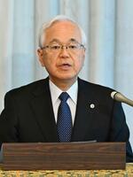 　憲法記念日を前に記者会見する最高裁の戸倉三郎長官＝東京都千代田区（代表撮影）