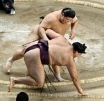夏場所１４日目に上手投げで狼雅（下）を破った伯桜鵬。実力は折り紙付きだ＝両国国技館