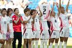 　ブラジルに逆転勝ちし、サポーターにあいさつする女子日本代表＝パリ（共同）