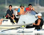 森選手（手前）の練習を見守る杉村さん（中央）＝米子市の錦海ボートコース