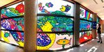 回廊に完成した巨大なガラス絵＝３日、鳥取県日南町霞の町総合文化センター