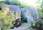 陸に取り残された一ツ山離水海食洞。かつての海岸線の崖が浸食を受けた