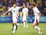 　日本―イスラエル　試合終了間際、決勝ゴールを決め、タッチを交わす細谷（左）＝ナント（ロイター＝共同）