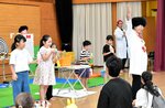 モジャ博士（右）と一緒に実験を楽しむ子どもたち