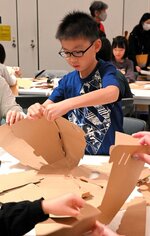 専用の段ボールで獅子頭作りに挑戦する子ども
