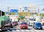 朝の通勤ラッシュ時に渋滞する国道９号陰田町交差点＝米子市陰田町