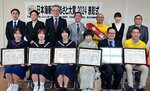 ふるさと大賞の境港市の受賞者ら＝２７日、境港市役所