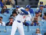 　ダイヤモンドバックス戦の１回、左前打を放つドジャース・大谷＝ロサンゼルス（共同）