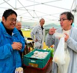 振る舞われたみそ汁を味わう来場者（右）