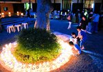 会場を照らすキャンドルの明かりを楽しむ来場者＝２４日、境港市花町の海とくらしの史料館