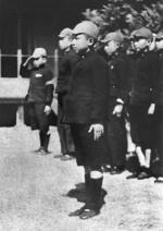 　終戦前、疎開先の栃木県・日光で学習院初等科の級友たちと整列される上皇さま（手前）＝１９４５年