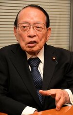 平壌への連絡事務所設立に向け「自信を持ってやってほしい」と激励する平沢氏＝３日、国会内
