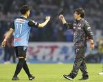 　横浜Ｍに競り勝ち、タッチを交わす鬼木監督（右）＝２０２０年１１月、等々力