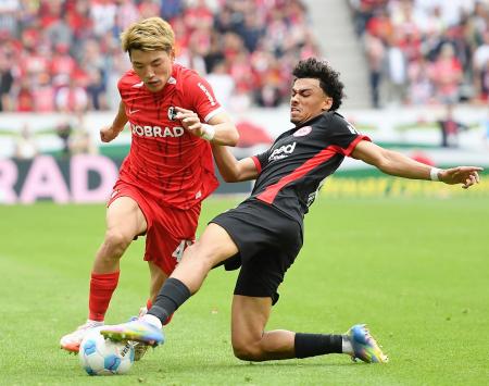 　Ｅフランクフルト戦で競り合うフライブルクの堂安（左）＝フライブルク（共同）