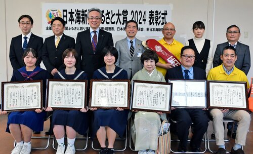 ふるさと大賞の境港市の受賞者ら＝２７日、境港市役所
