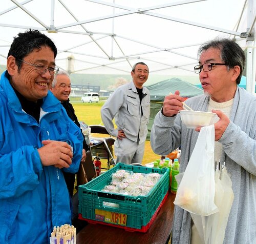 振る舞われたみそ汁を味わう来場者（右）