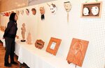多彩な木彫作品が一堂に並ぶ会場＝香美町村岡区和池の木の殿堂