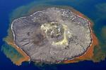 　東京・小笠原諸島の西之島。周囲の海水は火山ガスなどと反応して変色している＝１０月３０日（共同通信社機から）