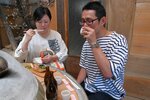 みそや塩こうじを使ったおつまみとともに地酒の飲み比べを楽しむ来場者