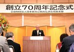 壇上で子どもに笑顔を届ける活動の強化を訴える前田支部長＝７日、鳥取市末広温泉町の白兎会館